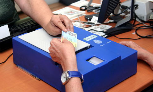 A person shows their ID card in a Spanish police station (Spanish Ministry of Foreign Affairs)