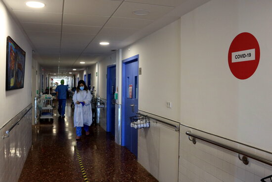 A Covid-19 ward in Barcelona's Hospital del Mar on December 1, 2021 (by Laura Fíguls)