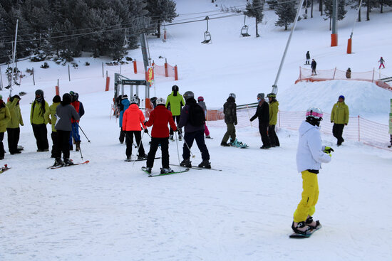 A group of skiers on the Port Ainé slope, photographed in December 2021 (by Marta Lluvich)