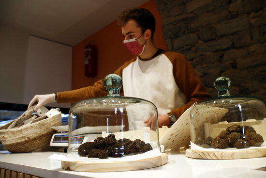 A worker in a store selling truffles in Vic, in December 2021 (by Lourdes Casademont)