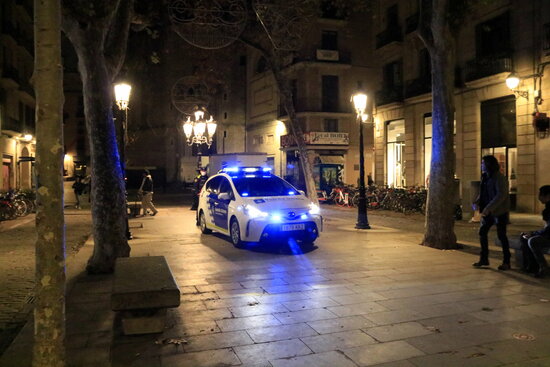 A police vehicle reminds of the nightly curfew in Barcelona's Passeig del Born on December 24, 2021 (by Laura Fíguls)