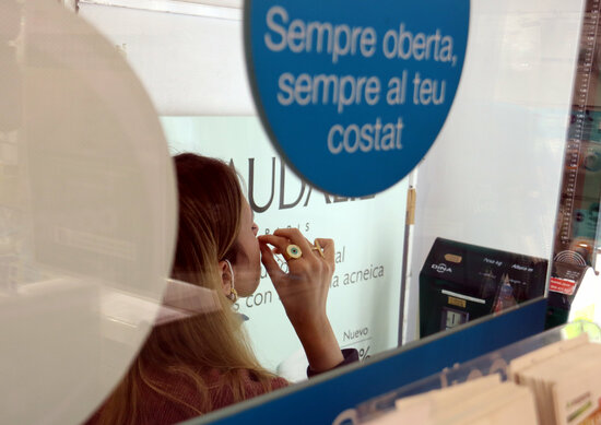 A girl performing a self-test in a pharmacy, on December 28, 2021 (by Pol Solà)