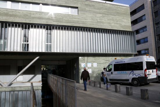 A man entering Onze de Setembre primary care center in Lleida on December 29, 2021 (by Laura Cortés)