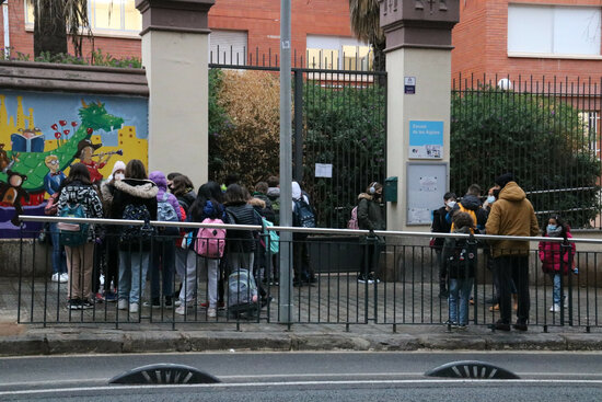 Parents and children arrive for the first day of class after the Christmas break, January 10, 2022 (by Eli Don)