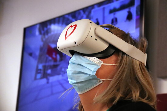 A person explores CatVers, the Catalan metaverse, using an Oculus VR headset, January 10, 2021 (by Aina Martí) 