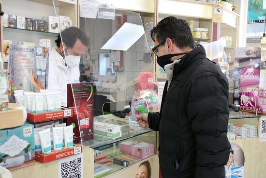 A customer buys four antigen tests in a pharmacy in the Guinardó neighborhood of Barcelona, January 15, 2022 (by Carola López) 