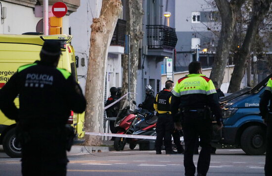 Officers from the Special Intervention Group (GEI) at Passatge de Foret, where police believed that the man who injured two people in Barcelona was hiding, January 15, 2022. (by Sílvia Jardí) 