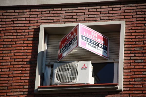 A for-rent sign on an apartment (by ACN)