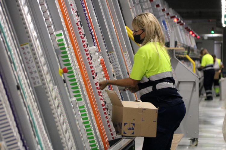 A worker at Alliance Healthcare logistic center on October 14, 2021 (by Gemma Sánchez)