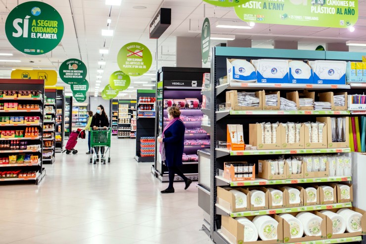 Shoppers browse the aisles of a supermarket (Mercadona)