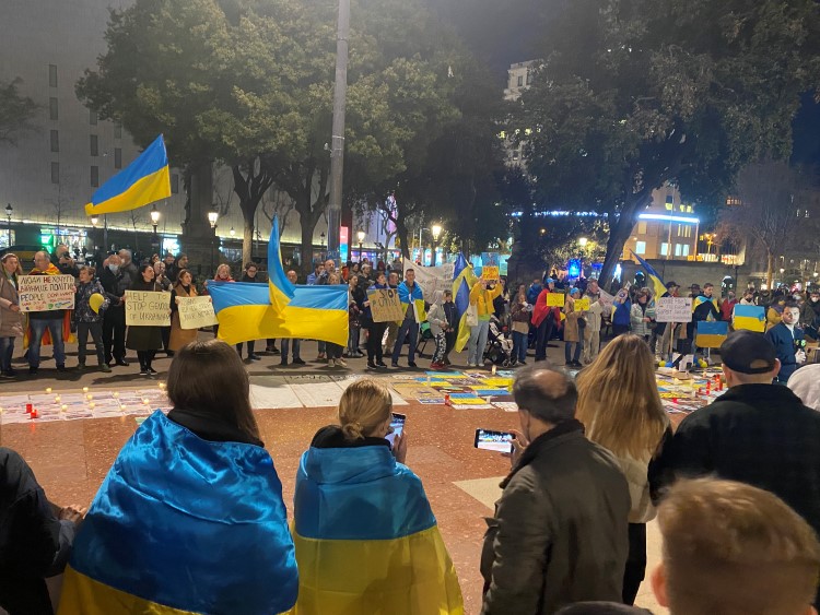 Protesters in Barcelona's Plaça Catalunya against Russian invasion of Ukraine, February 28, 2022 (by Guifré Jordan)
