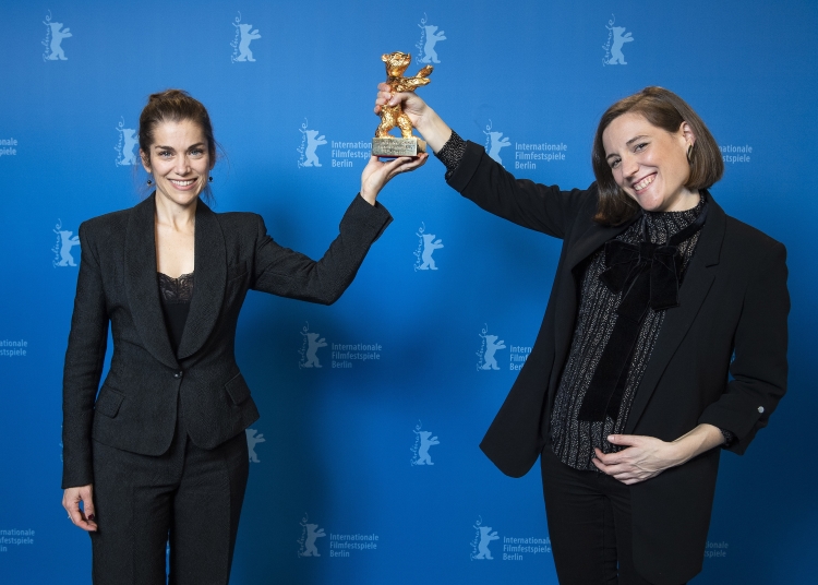 Carla Simón (right) holds her Golden Bear award at Berlin International Film Festival on February 16, 2022 (by Berlinale)