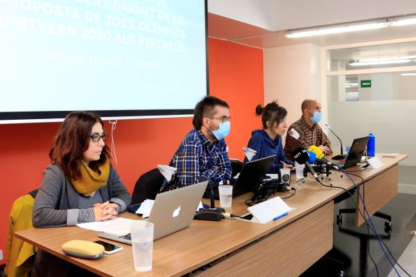 Scientists Federica Ravera, Ermengol Gassiot, Ariadna Nieto, and Andreu Ubach present their manifesto against hosting the 2030 Winter Olympics in the Pyrenees (by Laura Fíguls)