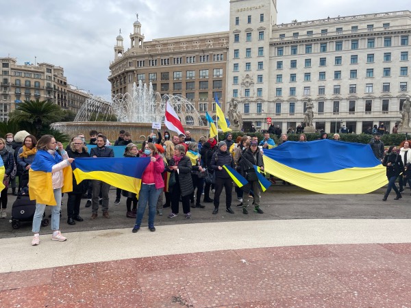 Ukrainian demonstrators gather in Plaça Catalunya (by Cillian Shields)