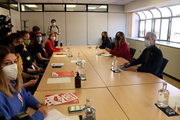 Catalonia's education minister Josep Gonzàlez-Cambray meets with education union representatives (by María Belmez)