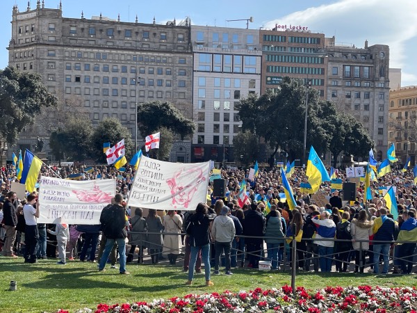 Hundreds of Ukrainian protesters gather in Barcelona’s Plaça Catalunya (by Cillian Shields)