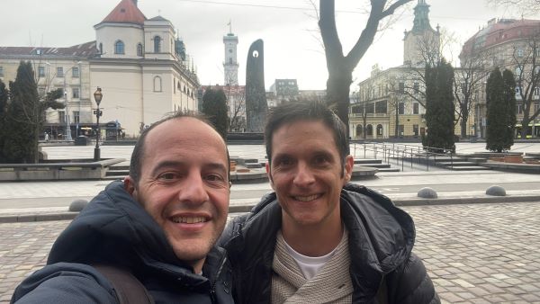 Lluís Cortés and Jordi Escura upon reaching Lviv, western Ukraine, after leaving Kyiv shortly after the Russian invasion of the country (image from Twitter account of Lluís Cortés)