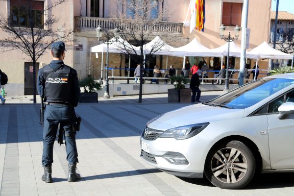 Image of a Spanish police officer standing outside the Cornellà de Llobregat city council (by Àlex Recolons)