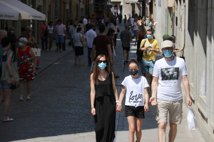 People wearing a face mask in Girona on February 10, 2022 (by Gerard Vilà)