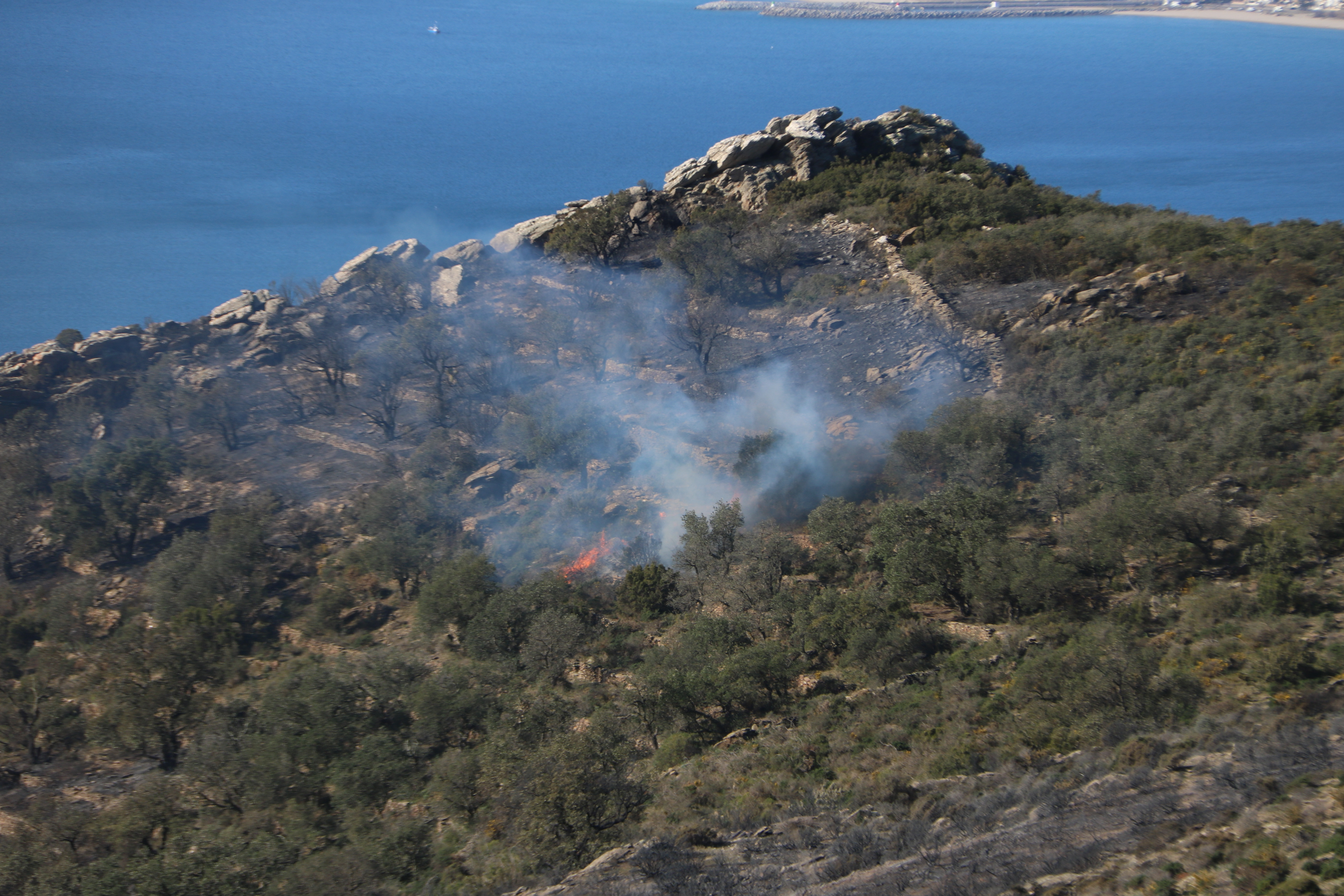 Image of the Roses wildfire after hours of containment efforts (by Gemma Tubert)