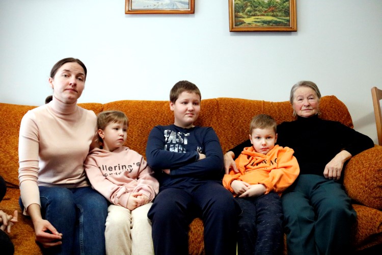 Uliana, a Ukrainian woman, and her three children, pictured with their grandmother in Guissona after fleeing Ukraine, February 28 2022 (by Laura Cortés) 