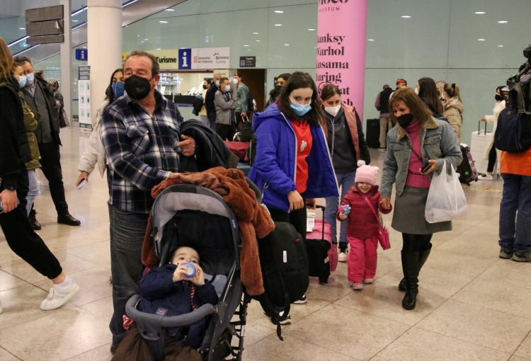 A family from Jaén welcomes Ukrainian relatives arriving on a flight from Poland at Barcelona-El Prat airport, March 5, 2022 (by Sílvia Jardí) 