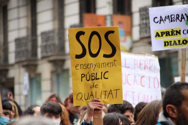 A sign in Catalan where it reads 'SOS public and quality education' during a teachers rally on March 30, 2022 (by Blanca Blay)