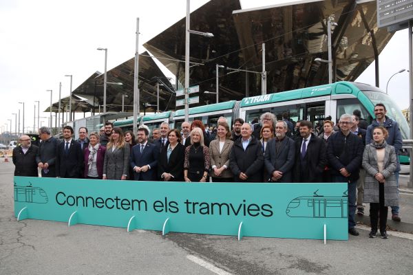 Representatives from the Catalan government and Barcelona city council at the presentation of the beginning of the works to extended the tram line (by Albert Cadanet)