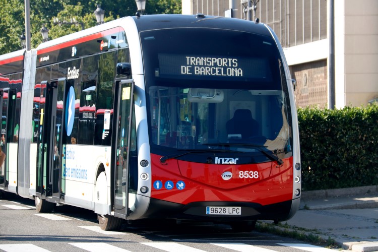 An electric TMB bus in Barcelona, June 9, 2021 (by Blanca Blay) 