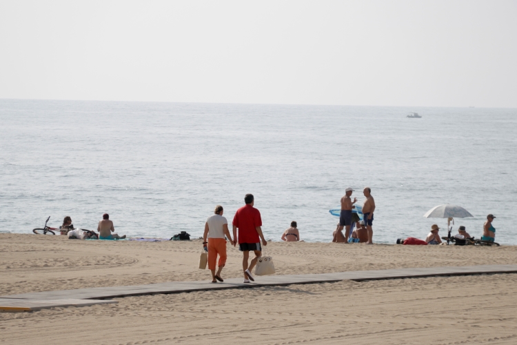 People at Mataró's beach on July 6, 2021 (by Jordi Pujolar)