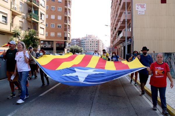 Demonstrators carry a pro-independence flag in Vinarós (by Mar Rovira)
