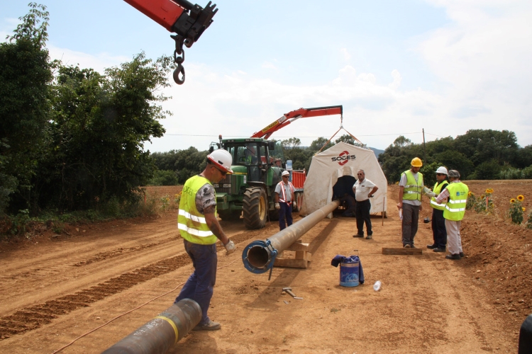 Workers installing a gas pipeline in Figueres on June 26, 2009 (by Xavier Pi)