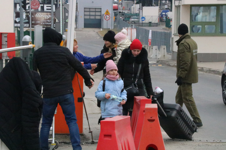 Some refugees crossing the Ukrainian-Polish border, on March 3, 2022 (by Natàlia Segura/Roger Pi de Cabanyes)
