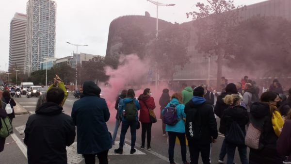 Striking teachers halt traffic on the Ronda Litoral ring road in Barcelona (image from Ustec teachers union)