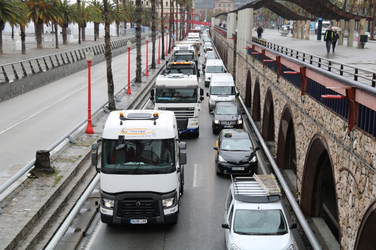 Truck drivers on strike in Barcelona's Ronda del Litoral road ring on March 30, 2022 (by Albert Cadanet)