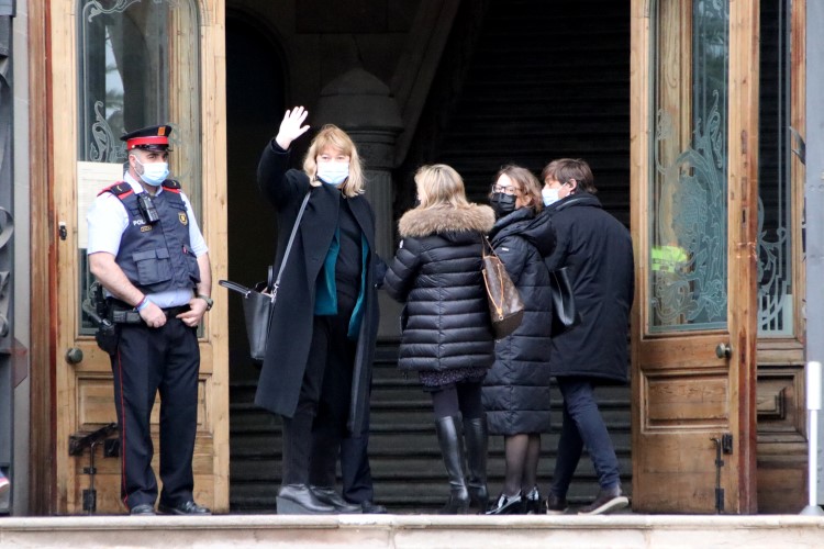 Culture minister Natàlia Garriga waves before entering court the Catalan High Court, March 14, 2022 (by Blanca Blay) 