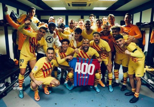 FC Barcelona players celebrate in the dressing room after their 0-4 win over Real Madrid (image taken from Twitter)