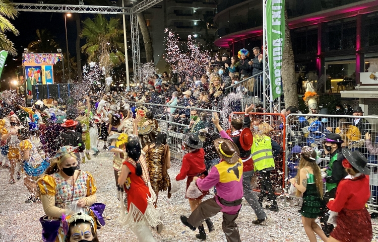 People celebrating Carnival in Sitges on March 1, 2022 (by Gerard Escaich Folch)