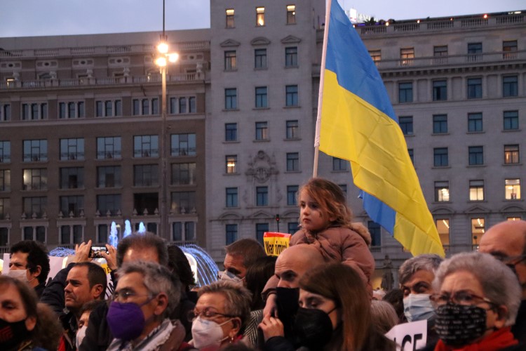 A girl with a Ukrainian flag at an anti-war protest in Barcelona's Plaça Catalunya, March 2, 2022 (by Blanca Blay)