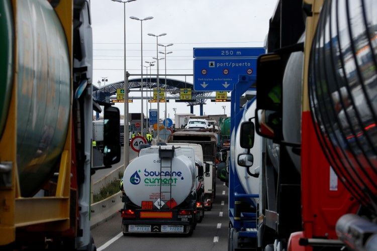 Queues at the entrance to the Port of Tarragona, March 14, 2022 (by Núria Torres)  