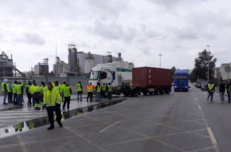 Truck drivers on strike at the Port de Barcelona on March 22, 2022 (by Sintraport via ACN)