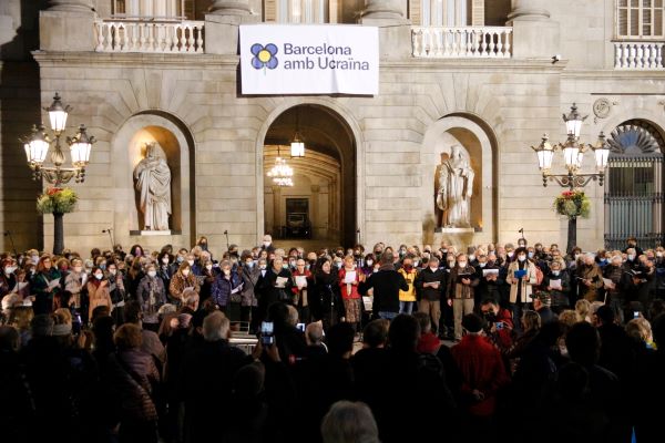 Choir singers perform a concert in support of Ukraine in a Barcelona square (by Guillem Roset)