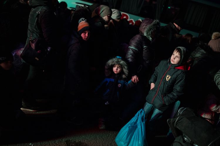 Ukrainian refugees at Ukraine's town of Shehyni before crossing the Polish border on March 7, 2022 (by Joan Mateu Parra)