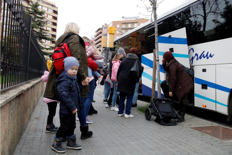 A group of Ukrainians staying in Guissona get off the bus in Lleida to apply for temporary protection, March 22, 2022 (by Laura Cortés) 