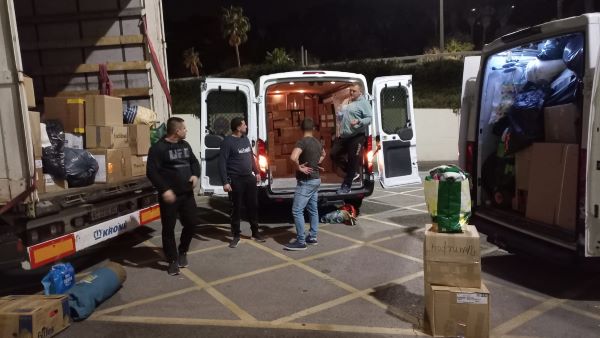 Volunteers load up a van with supplies and aid that will be sent to Ukraine from Barcelona (by Catalina Girona)