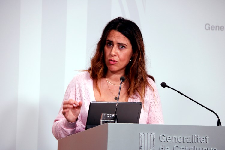 Government spokesperson Patrícia Plaja talks to the press after a cabinet meeting, March 15, 2022 (by Jordi Bataller)  