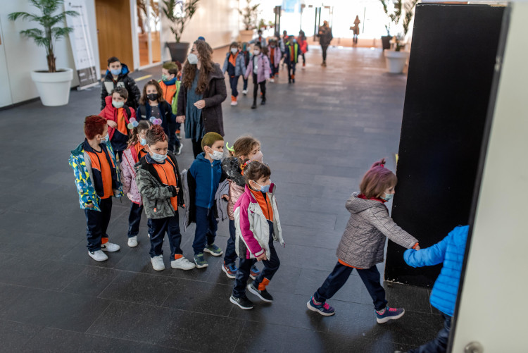 Children entering a school activity in Lleida, on February 28, 2022 (by David de Val/Animac)