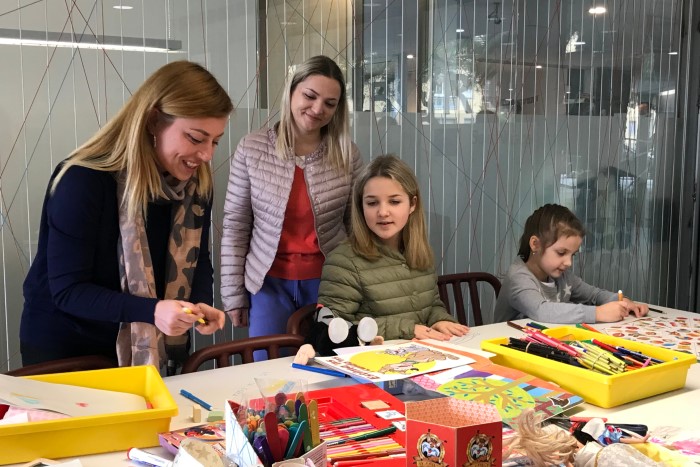 Irina, a Ukrainian living in Catalonia, helps Alexandra and her daughters, refugees staying in a hostel in El Prat de Llobregat, March 17, 2022 (by Gerard Escaich Folch) 