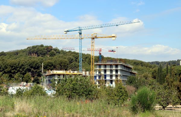 Apartment blocks being built in Can Ribes in April 2021 (by Àlex Recolons)