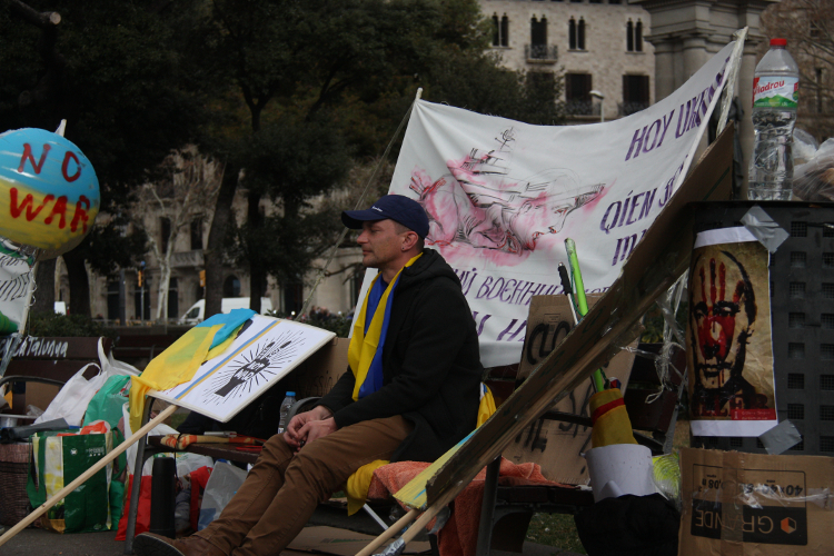 Ostap Petroschak during his hunger strike at Plaça de Catalunya in Barcelona on February 28, 2022 (by ACN)